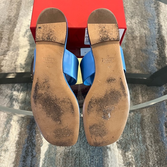 Valentino Garavani One Stud Thong Sandal. Size 40. Dust bags and Box included. - Picture 6 of 9